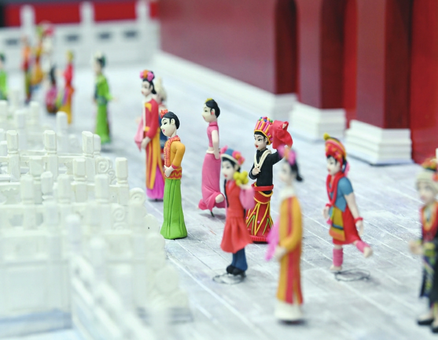 7位面塑传承人共创“继往开来”作品