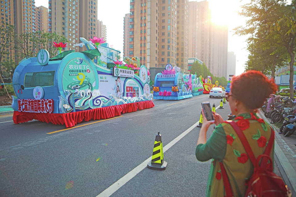 这场色彩盛宴别错过 泉水节花车巡游今起亮相