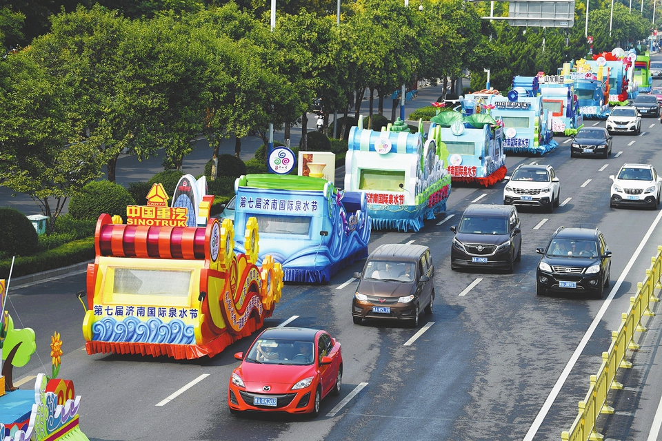 17輛花車各展風采 市民駐足拍照留念 花車巡游，你“偶遇”了嗎