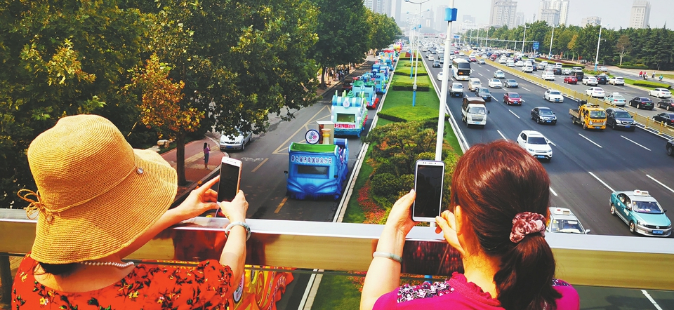 17輛花車各展風采 市民駐足拍照留念 花車巡游，你“偶遇”了嗎