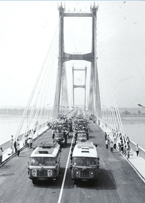 破冰扬帆逐浪潮头——改革开放路上步履铿锵