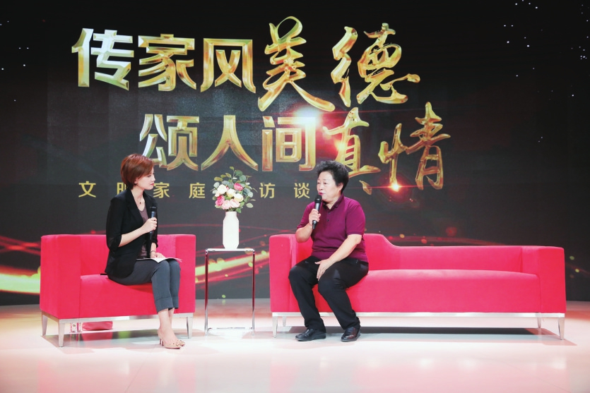 卓长立做客“泉城文明家庭微访谈” 听阳光大姐“掌门人”讲家风故事