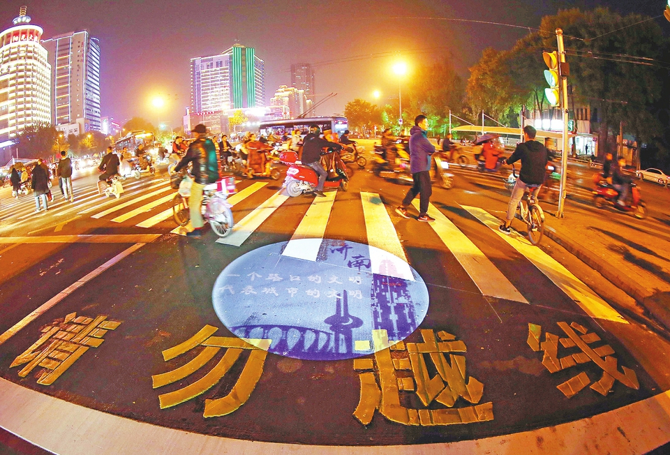 【创城再出发 品质再提升】槐荫交警创新启用地面投影装置 “线内等一等,你就是风景”