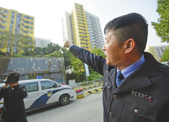 5岁男童夜晚翻8楼栏杆找爹妈遇险 民警化身“蜘蛛侠”救下被困儿童