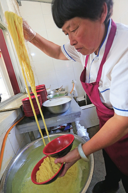 一碗米粉的“幸福味道”:赶过大集、进过大观园,如今有了门店