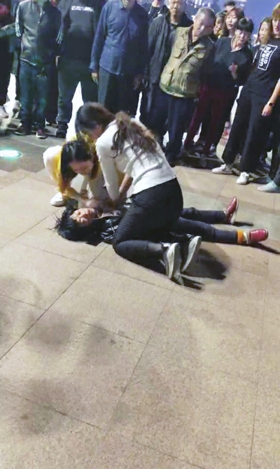 【践行社会主义核心价值观】每一秒都是抢救的黄金时间 跪地救人暖心事儿再次上演