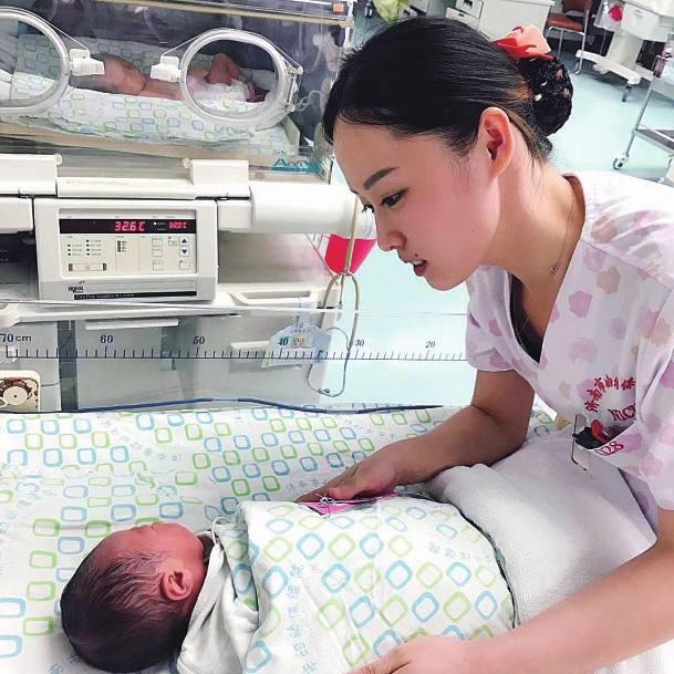 【践行社会主义核心价值观】每一秒都是抢救的黄金时间 跪地救人暖心事儿再次上演