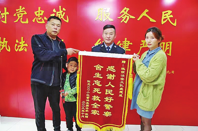 融媒·见证|民警徒手从8楼救下男童获关注 “济南蜘蛛侠”的担忧