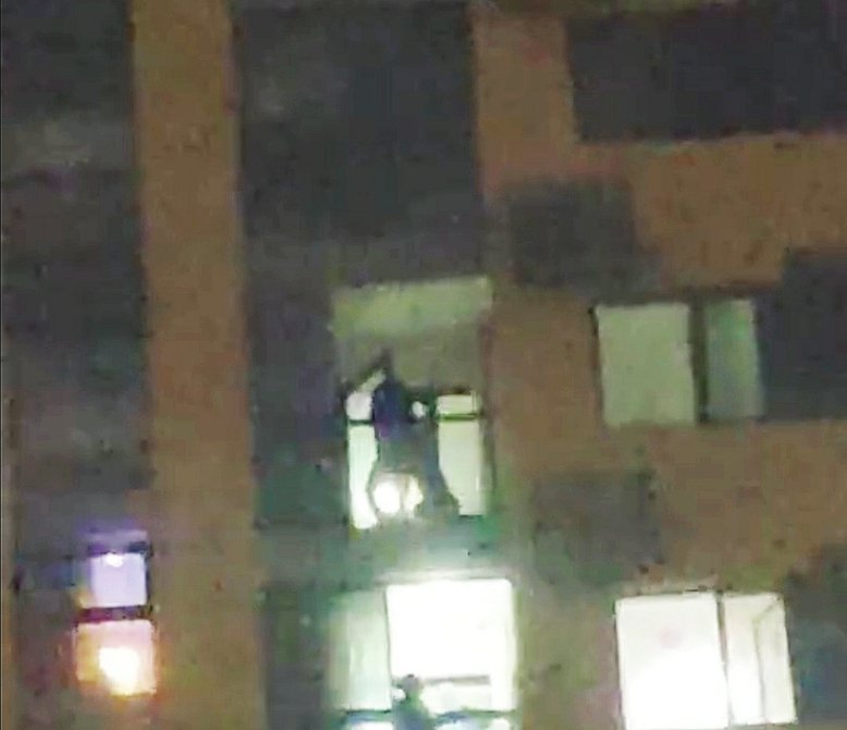 融媒·见证|民警徒手从8楼救下男童获关注 “济南蜘蛛侠”的担忧