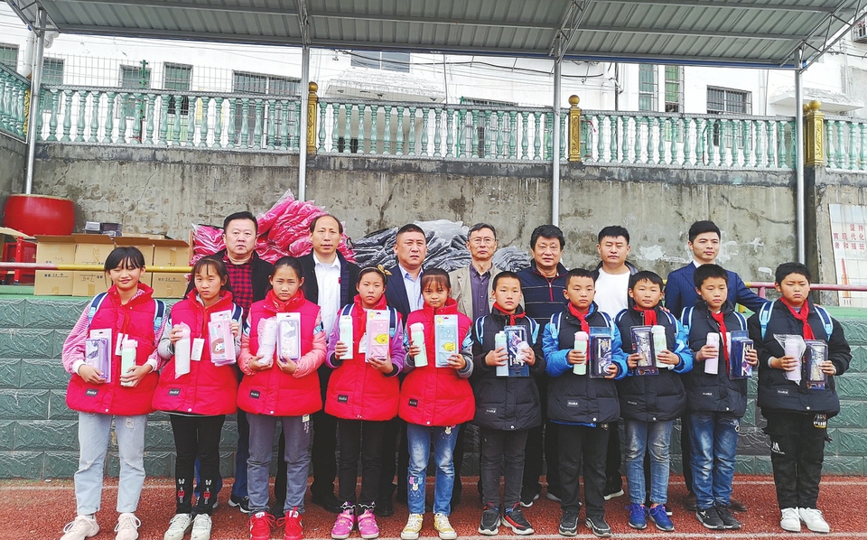 “教育精准扶贫 千友汇在行动”捐赠活动在湘西州古丈县举行