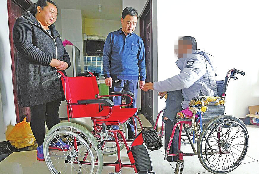 济阳区残联工作人员为肢体残疾人送来了新轮椅.(本报记者崔健摄)