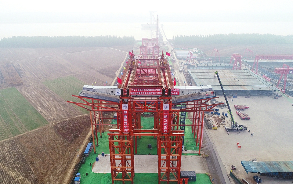凤凰路黄河大桥主桥首节钢箱梁成功吊装