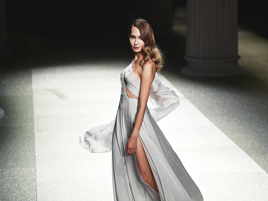 仙气袅袅VS魔气滚滚!“泉城风尚”国际时装周两场大秀画风陡转 一样的T台不一样的秀