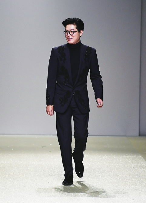 仙气袅袅VS魔气滚滚!“泉城风尚”国际时装周两场大秀画风陡转 一样的T台不一样的秀