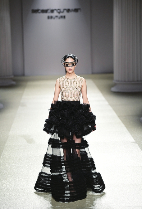 仙气袅袅VS魔气滚滚!“泉城风尚”国际时装周两场大秀画风陡转 一样的T台不一样的秀