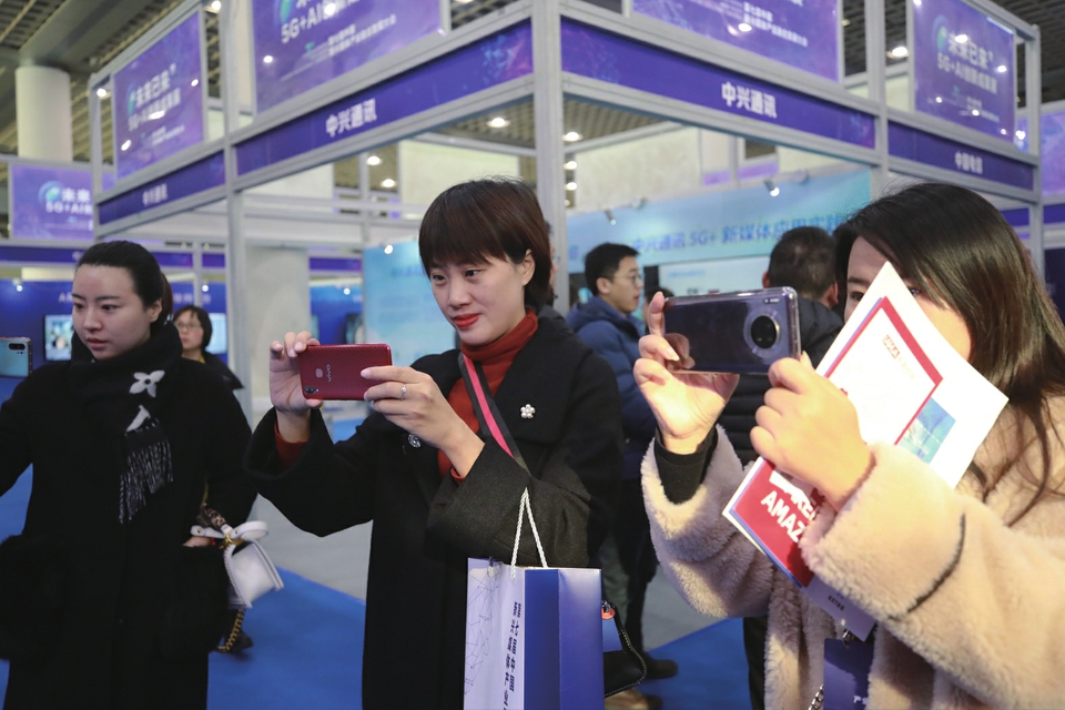 5G+AI创新成果展上的“硬核”黑科技令参观嘉宾直呼—— “未来真的已来，远方就在眼前”