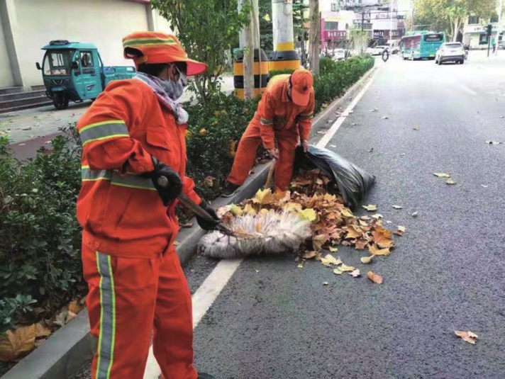 【创城再出发 品质再提升】机械化、标准化作业 深度延伸无死角 道路保洁确保创城迎评“零失分”