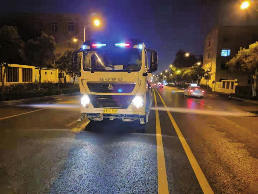 【创城再出发 品质再提升】机械化、标准化作业 深度延伸无死角 道路保洁确保创城迎评“零失分”