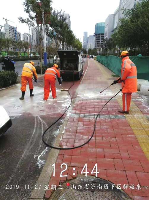 【创城再出发 品质再提升】机械化、标准化作业 深度延伸无死角 道路保洁确保创城迎评“零失分”