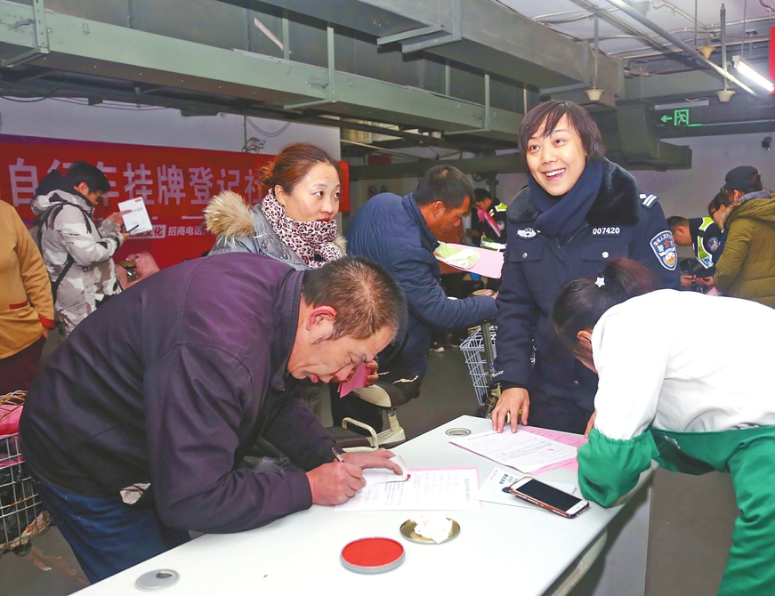 家门口就能上车牌 历下交警组建电动自行车登记挂牌社区流动服务队