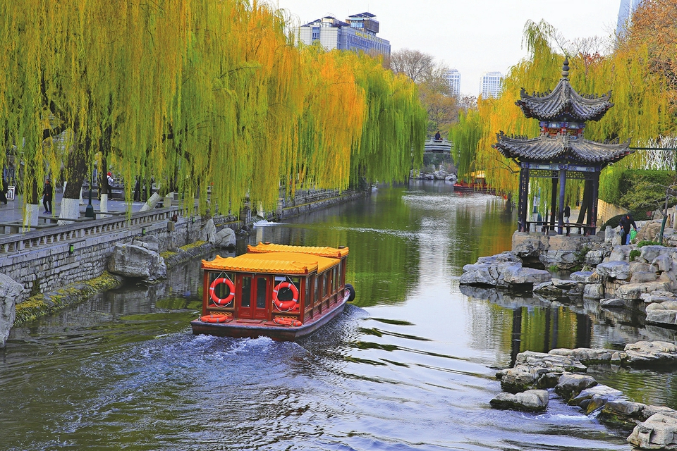 层林映碧水 冬日分外美