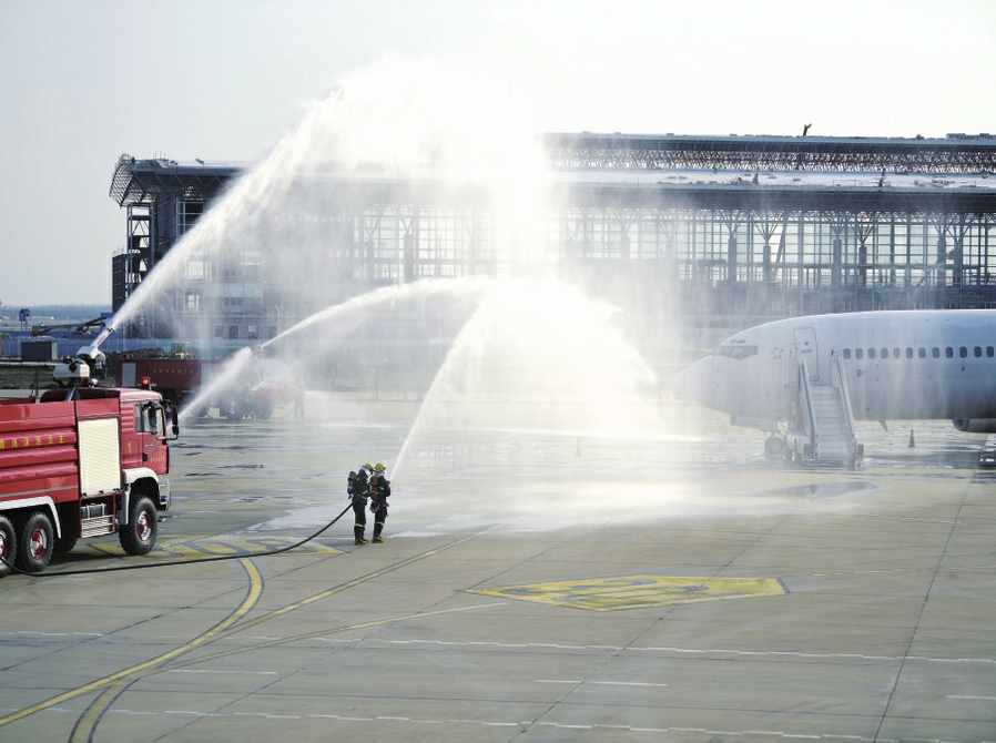 济南国际机场举行应急救援综合演练 揭秘“中国机长”式救援