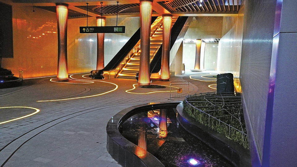 济南轨道交通3号线奥体中心站D出入口——繁华地段的“城市溪谷”