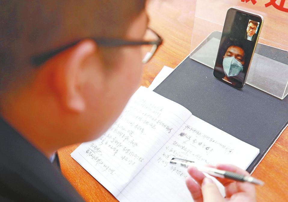 视频连线赴鄂探亲返济主动隔离市民—— 除夕连夜返济 步行回家隔离