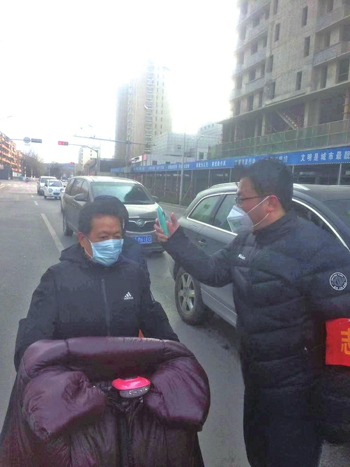 记者亲历社区防控第一线——寒风中站仨小时，手机都拿不住了