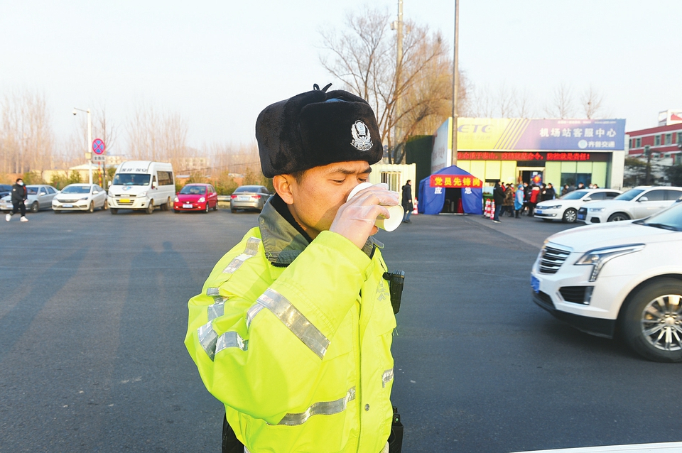 一份姜汤咋让交警红了眼眶？得知缘由后——来！干了这杯“众筹”热姜汤