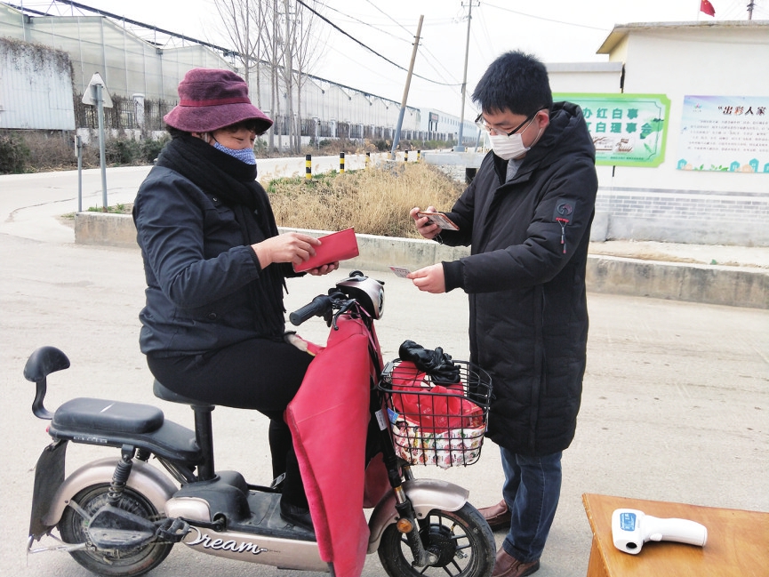 战“疫”又战“贫”“第一书记”助基层