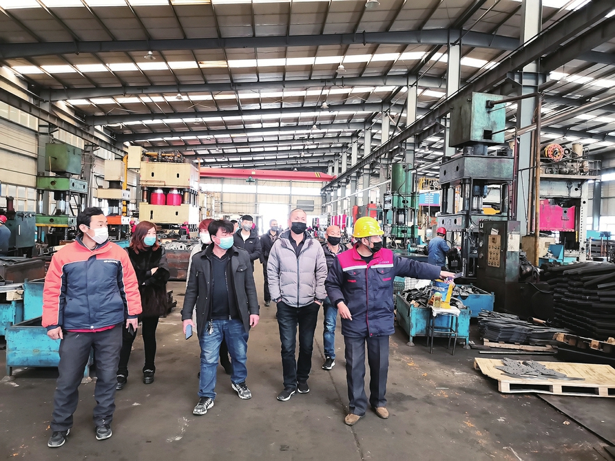 战“疫”又战“贫”“第一书记”助基层