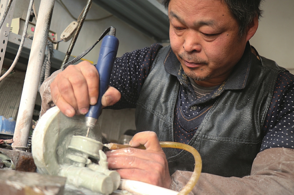 [决战决胜 脱贫攻坚]平阴县高路桥村贫困户赵庆斌 拿起雕石刻刀刻出脱贫之路