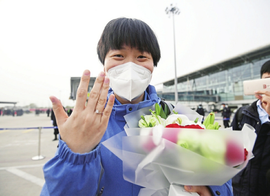 山东省第六批援鄂医疗队凯旋 女护士机场被男友视频求婚