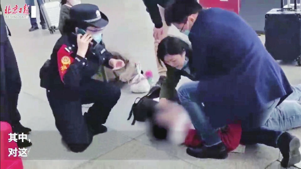 【践行社会主义核心价值观】这位济南姑娘被人民日报官微点赞！天津站一旅客猝死，她摘下口罩做人工呼吸施救