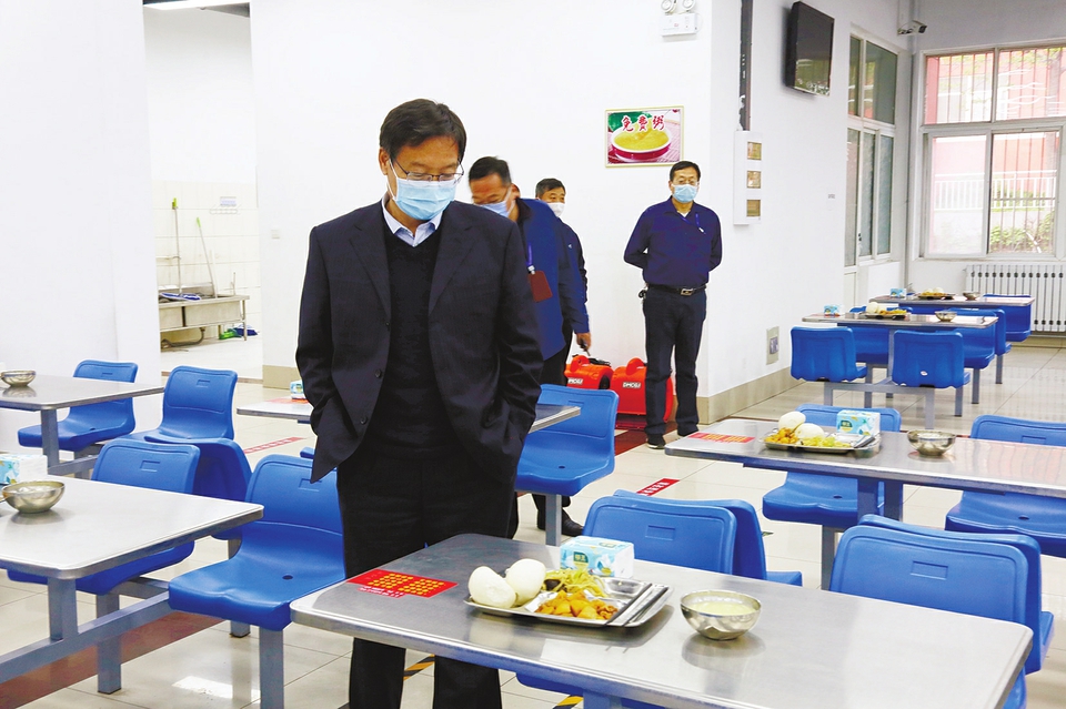 平阴县职教中心师生吃一样的饭菜、住一样的宿舍、睡一样的床板 盛建军一班人和279个孩子