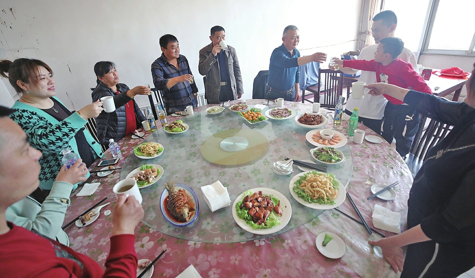 【致敬新时代最可爱的人】援鄂医疗队队员赵庆民一家7位医务工作者，大年夜也没能在一起吃顿饭，这一天，他们终于团聚了—— 迟到83天的团圆饭