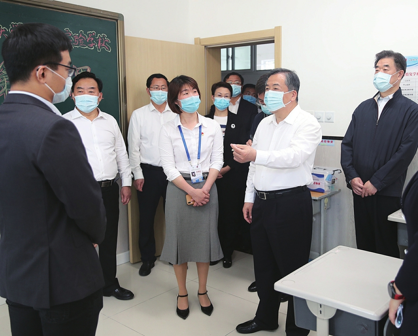 孙立成调研初中毕业年级开学准备工作时强调 全面细致做好准备工作 确保平稳安全有序开学