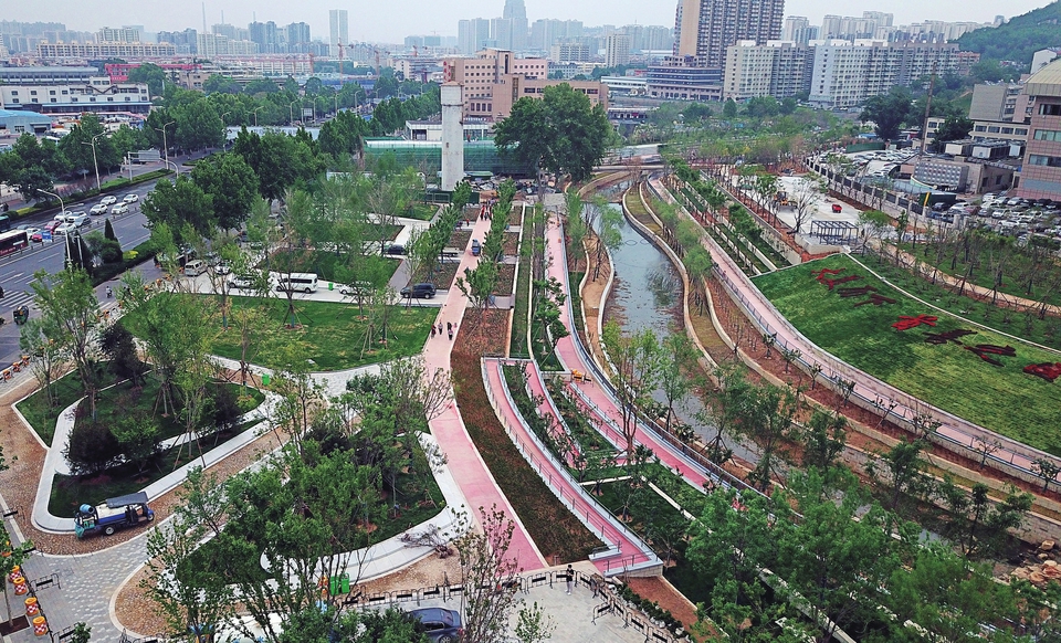 济南二环东路旁新添滨水休闲景观带