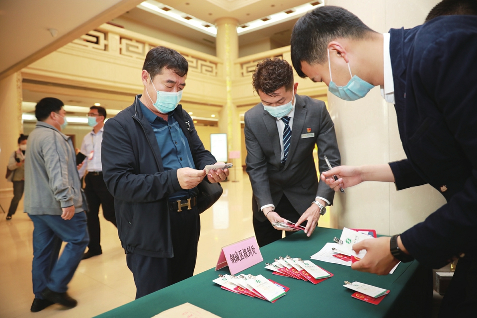 人大代表向大会报到——怀揣发展良策 为民筹谋建言