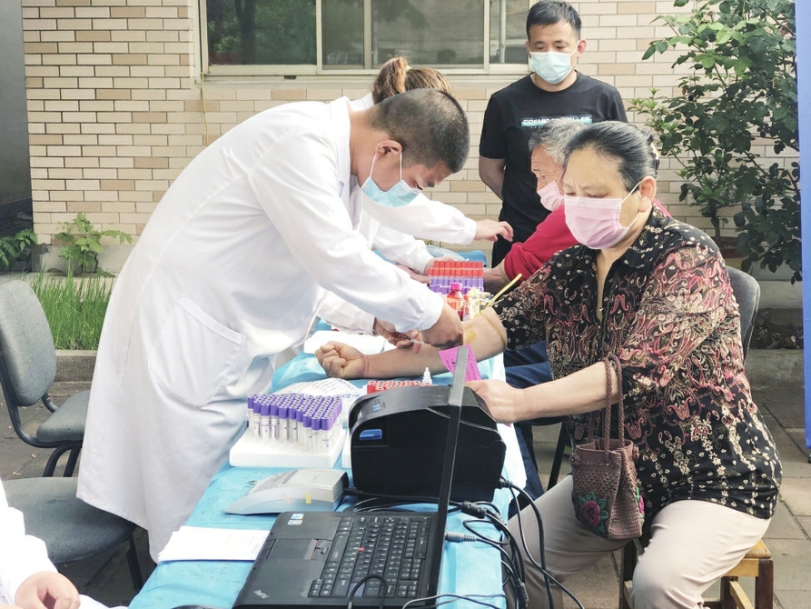 鹏泉街道社区卫生服务中心 为老年人免费健康查体