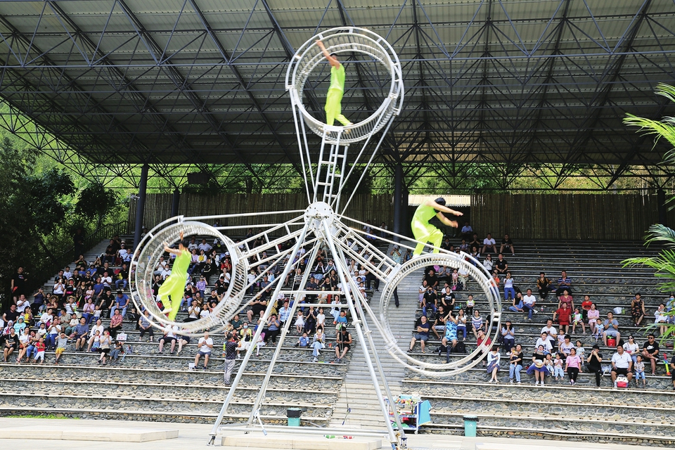 炎炎夏日觅清凉 泼水狂欢九顶塔