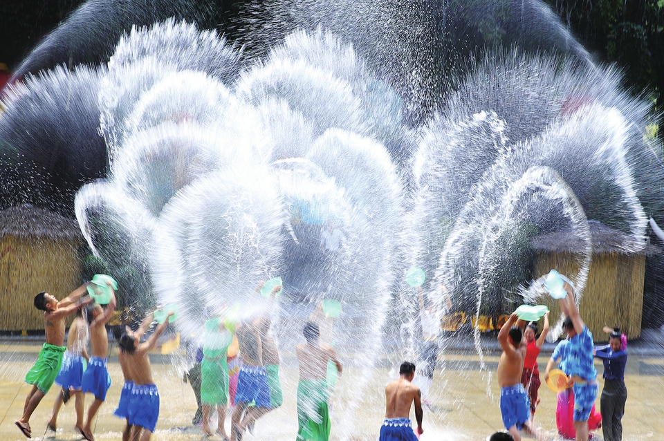 炎炎夏日觅清凉 泼水狂欢九顶塔