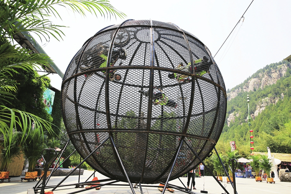 炎炎夏日觅清凉 泼水狂欢九顶塔