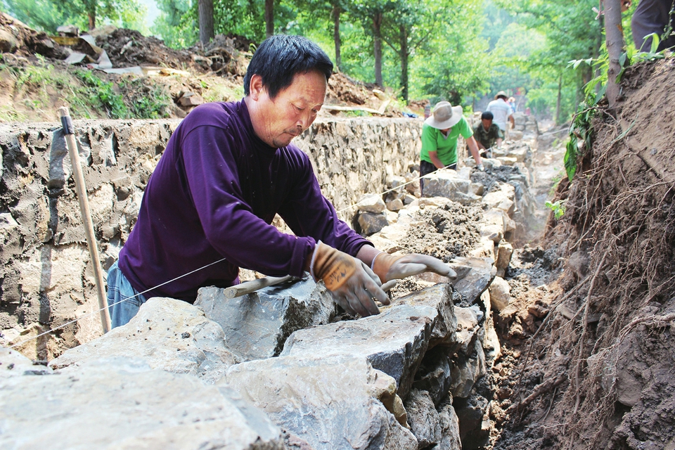 "近日,在莱芜区高庄街道圣水庵水渠工程的施工现场,包镇联村高庄服务