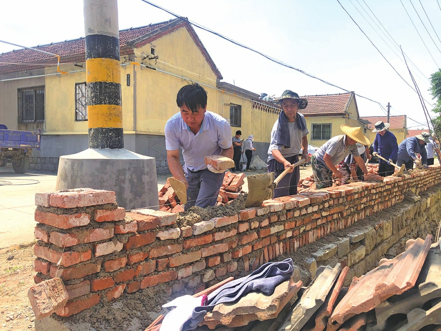 鹏泉街道秦家洼村为“七一”献礼—— 党心连民心 齐筑文化墙