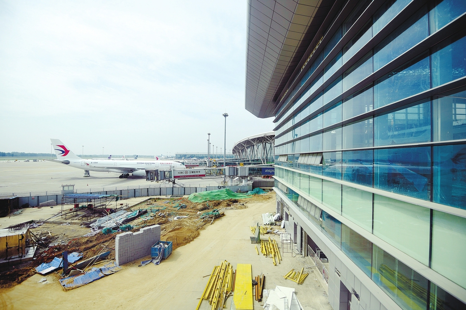 济南国际机场航站区扩建北指廊工程主体结构完工