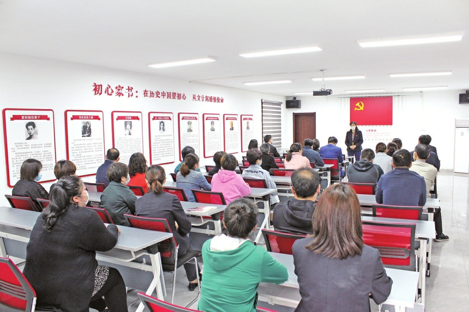 党旗飘扬激起城市发展新活力