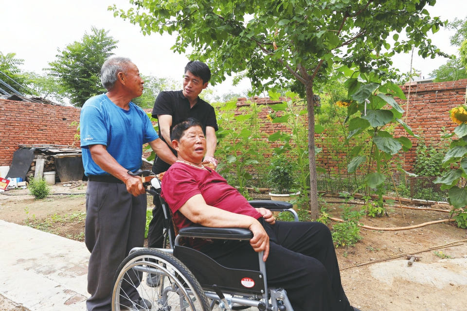 百名记者百村行