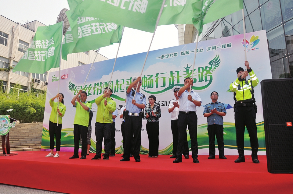 遭遇疫情营收大减 依然坚持冲到一线——出租车爱心助考温暖泉城